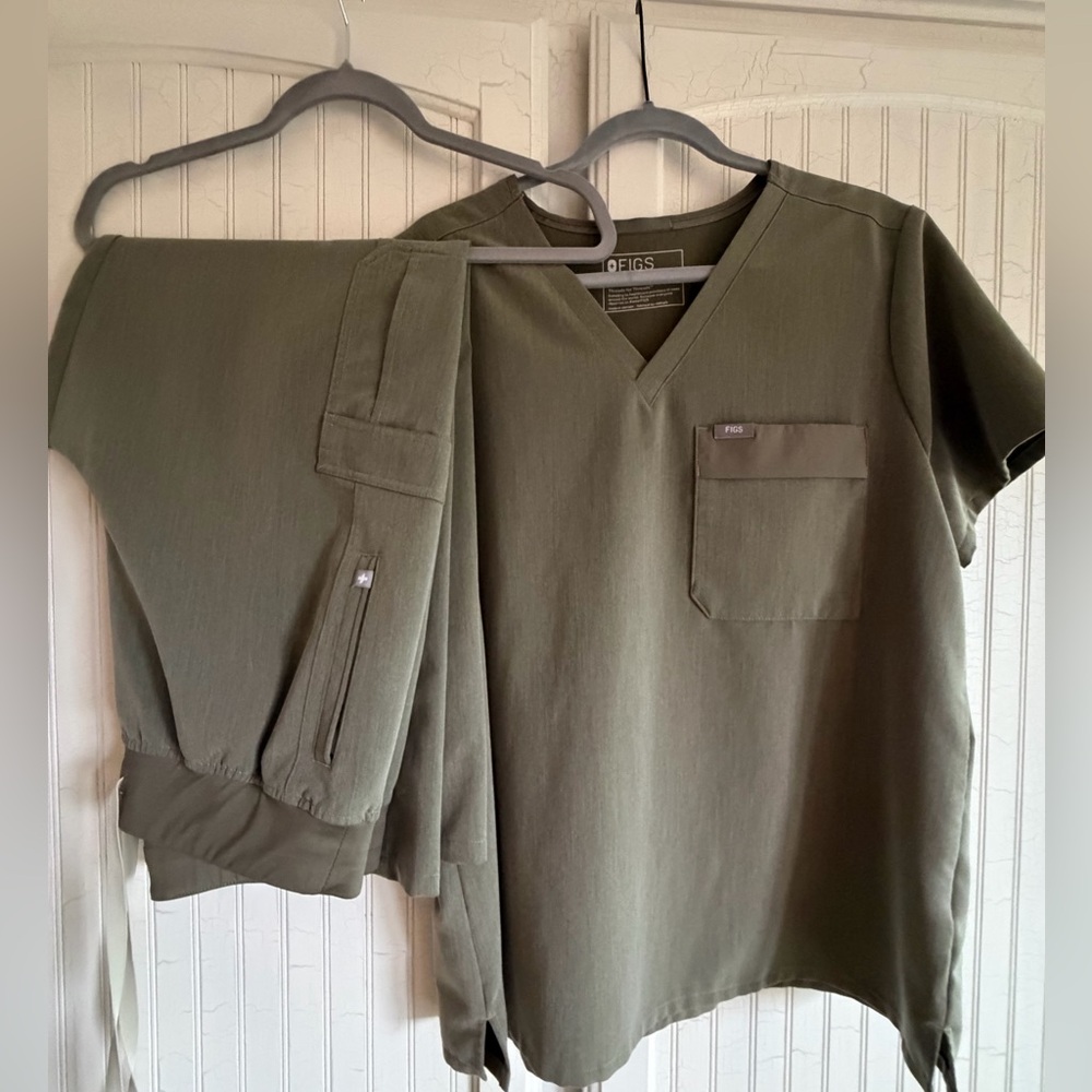 FIGS heather Olive Green Scrub Set. Catarina XL Top & cargo Pants LP
